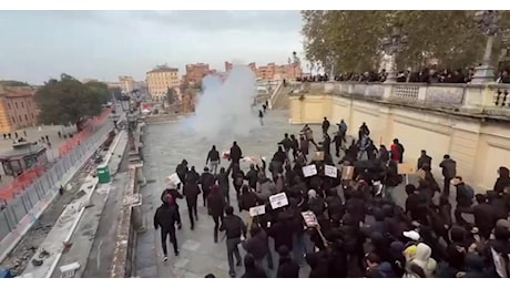 Cortei di estrema destra e antifascisti, scontri con polizia: diversi feriti, tra loro tre agenti