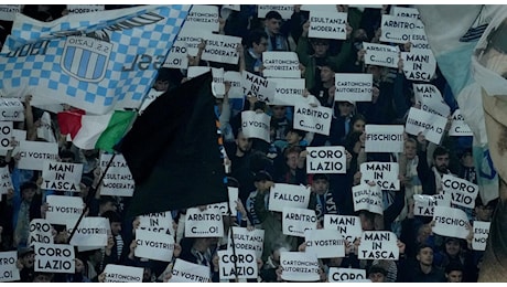 Lazio-Porto, la protesta della Curva Nord: migliaia di cartelli contro la squalifica