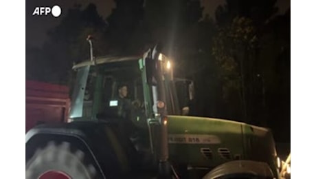 Agricoltori francesi bloccano il traffico vicino a Bordeaux