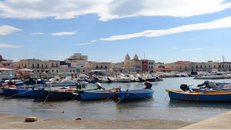 Bari, ventenne trovato in mare con le mani legate. «Picchiato e violentato da un branco di ragazzini». Era in ipotermia