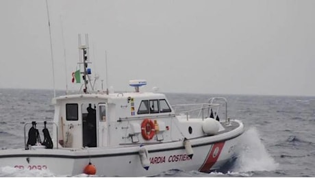 Mare in burrasca, affonda un peschereccio: si cercano due dispersi