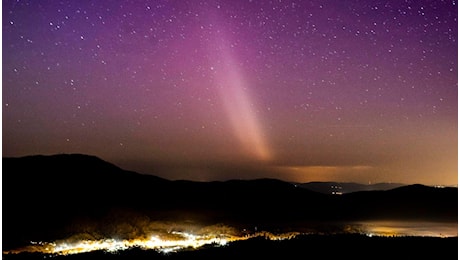 Aurora boreale in Italia nella notte tra 10 e 11 ottobre, la tempesta solare minaccia linee elettriche e Gps