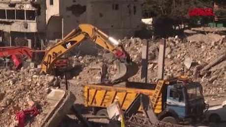 Libano, iniziano i lavori di ricostruzione a Nabatiye: i bulldozer rimuovono le macerie