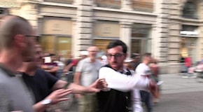 Gaza, i petardi del flash mob a Milano spaventano i clienti: rissa sfiorata con i ristoratori