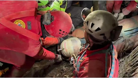 Ottavia Piana portata in salvo, fuori dalla grotta. Subito ricoverata con fratture multiple