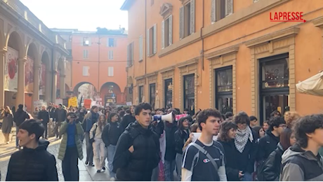 No Meloni Day, gli studenti a Bologna: Avete le mani sporche di sangue