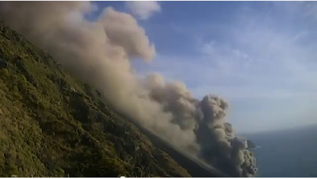 Il risveglio dello Stromboli, la nube di cenere e la lava che arriva fino al mare: il video
