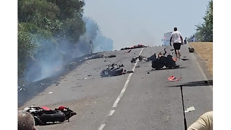 Auto contro 4 moto a Oristano, poi l'inferno: tre morti e 2 feriti