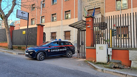 Picchia la moglie davanti ai figli e minaccia di dare fuoco alla casa: 52enne in guai seri