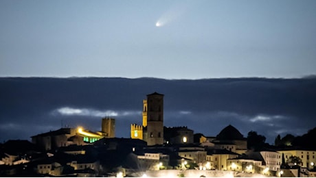 La foto della «cometa del secolo» sopra Volterra: un altro scatto magico di Fabio Longaron