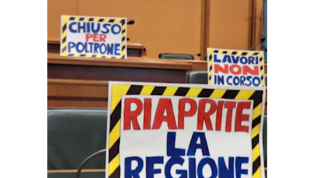 Regione Lazio: opposizioni, protestano in Consiglio per blocco Aula