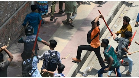 Bangladesh, rivolta degli studenti: 50 morti ed edifici in fiamme, cosa sta succedendo a Dacca