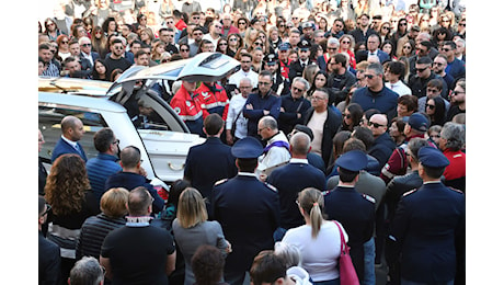 II lutto. Margaret, il nostro angelo: i funerali della 22enne morta sotto i ferri