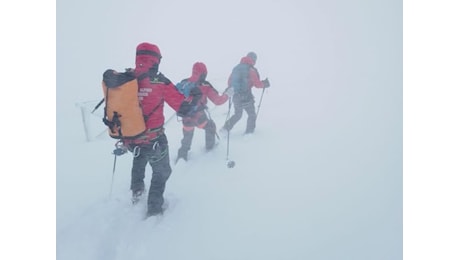 Interrotti i tentativi di recupero dei due alpinisti a causa del maltempo