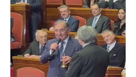 Concerto Natale in Senato, La Russa dona al Maestro Muti la tradizionale campanella – Video