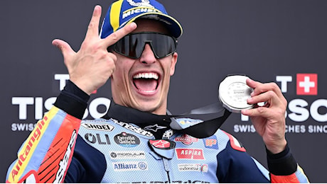 MotoGp, Marquez batte anche la visiera sotto la ruota: “Di solito non la tolgo mai…”