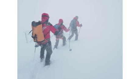 Alpinisti bloccati sul Gran Sasso, neve e vento forte fermano i soccorsi