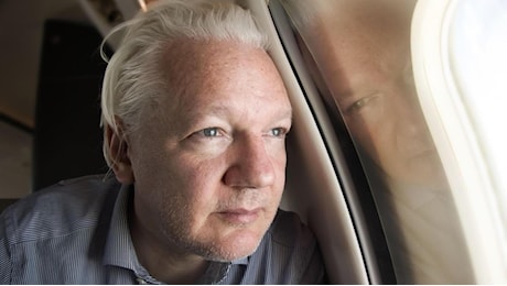 Liberazione di Assange, Bill Emmott: “Soluzione ragionevole. Le sue rivelazioni importanti, ma fu un irresponsabile”