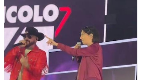 Elly Schlein canta al concerto degli Articolo 31 ad Assago: il rap della segretaria Pd con J-Ax