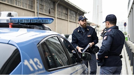 Milano, fugge all’alt e abbandona l’auto carica di eroina. Poi torna a recuperarla: arrestato