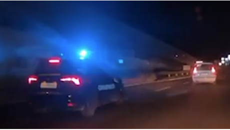 L'inseguimento da film a Napoli: scappa contromano in superstrada, lo tallonano le gazzelle dei carabinieri