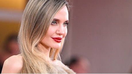 Angelina Jolie bionda a Venezia 81: «Abbiamo schiarito i capelli in un anno e mezzo, ci incontravamo in location segrete», ha raccontato il suo hair stylist