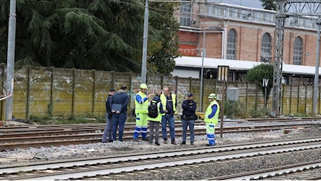 Operaio travolto dal treno a San Giorgio in Piano. L’Ausl: “Noi chiamati tardi”