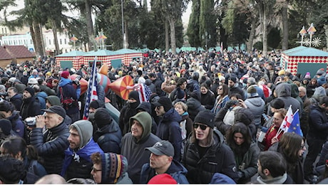 Proteste a Tbilisi contro l'investitura del presidente Mikheil Kavelashvili