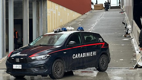 Incidente al Maximall di Torre Annunziata: cede tettoia, operaio ferito