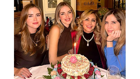 ''Grazie a te non ho mai smesso di lottare'': Chiara Ferragni festeggia con le sorelle i 63 anni della mamma Marina, foto