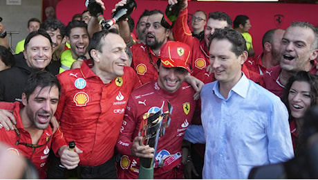 Leclerc, la foto con Zak Brown e gli Elkann sotto al podio: Ferrari, festa messicana per Sainz