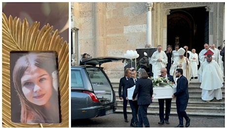 Il funerale di Aurora, morta a 13 anni cadendo dal terrazzo a Piacenza: palloncini e fumogeni. «Non ti dimenticheremo»