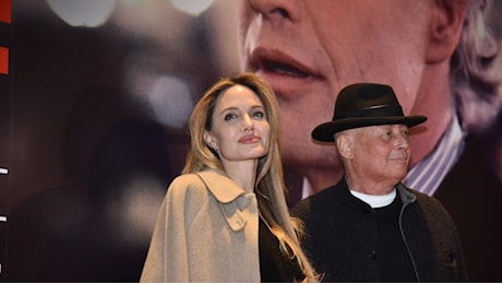 Angelina Jolie al Torino Film Festival, il lungo abbraccio con Baricco: «Lei come Jessica Rabbit, ma al primo incontro mi ha preparato la pastasciutta»