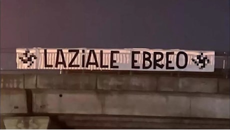 Derby Roma-Lazio, spunta lo striscione antisemita Laziale ebreo con svastiche