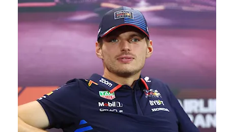 Clamoroso a Singapore: Verstappen risponde a monosillabi dopo la sanzione per linguaggio inappropriato - VIDEO