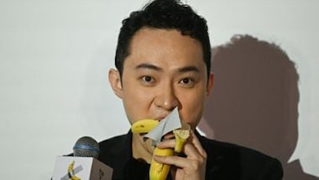 Justin Sun mangia la banana di Cattelan (pagata 6,2 milioni)