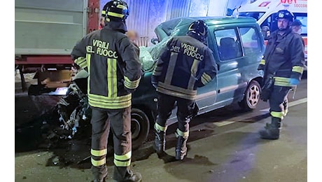 Tragico schianto in galleria contro un camion fermo in avaria. Le vittime sono marito e moglie