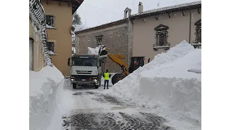 Neve a Pescocostanzo, operai al lavoro senza sosta per pulire le strade