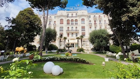 Dentro il Grand Hotel di Rimini, dove si è sposata Simona Ventura: la location, la torta monumentale, il menu