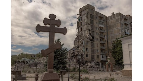 Ucraina, fosse comuni nel Donetsk. Russia: “Non partecipiamo a secondo vertice pace”