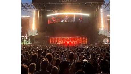 Green Day, oltre 78mila per il concerto all'Ippodromo (e una fan sale sul palco a cantare)