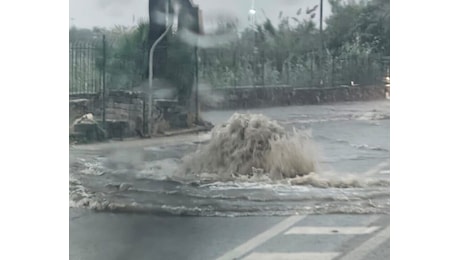 Ecco la pioggia: 66,8mm in 3 ore. Inevitabili disagi, strade allagate e tombini saltati