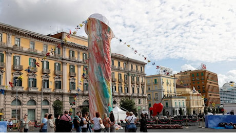 I turisti stranieri: “Quel Pulcinella non dà scandalo”. Ma scatta la petizione femminista: “Sindaco, lo rimuova”