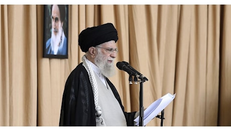 Khamenei al sermone col fucile? Ecco che arma era: ora tutto torna...