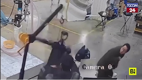 Il robot umanoide impazzisce e cerca di colpire gli ingegneri