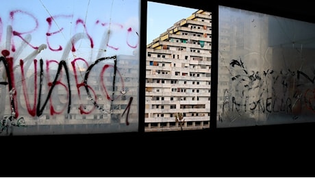 Scampia, gli abitanti fuori dalla Vela Gialla: Difficile lasciare questo posto, ma è pericoloso