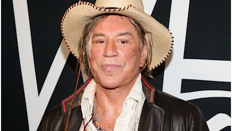 Mickey Rourke espulso dal GF VIP UK dopo 6 giorni, accusato di omofobia e insulti dagli altri concorrenti