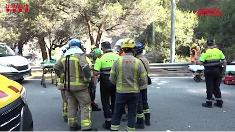 Spagna, incidente tra Girona e Barcellona: autobus incastrato all'ingresso di un tunnel