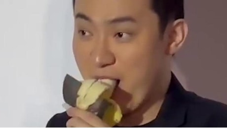 Justin Sun si mangia la banana di Cattelan: il video del miliardario cinese che l'ha comprata