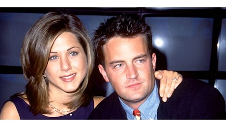 L'omaggio di Jennifer Aniston e Courteney Cox a Matthew Perry a un anno dalla sua morte